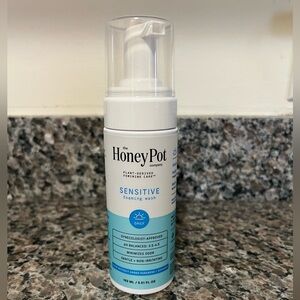 Sensitive Foaming Wash - Blue and White